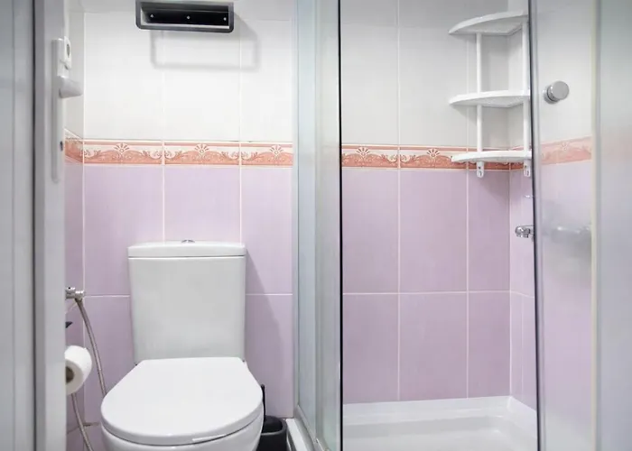 3-storey Detached House With A View In The Center בית נופש